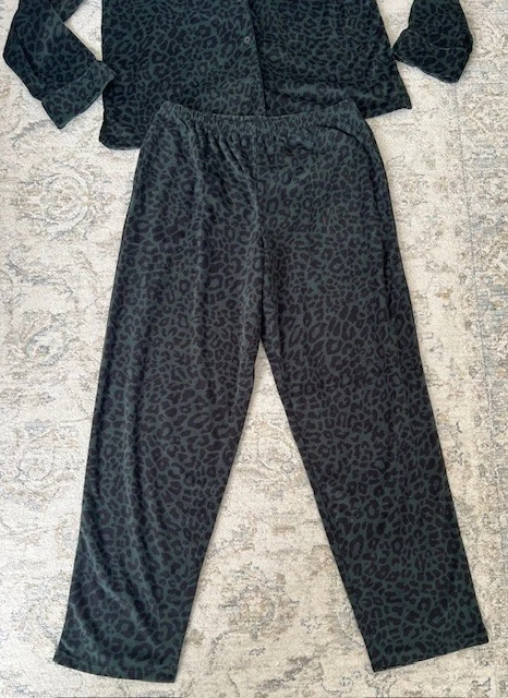 Donna Karan Women Soft 2pc. pajama set green Leopard Size M NEW - Image 2 of 4