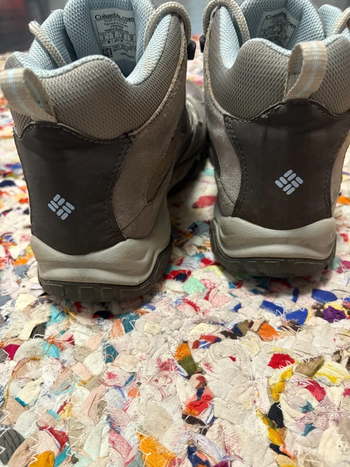 Pre Owned Womens Columbia Hiking Boots Size 8. Worn twice.  - Image 3 of 4
