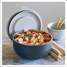 pampered chef:ON-THE-GO 2-QT. (1.9-L) SERVING BOWL-freeship