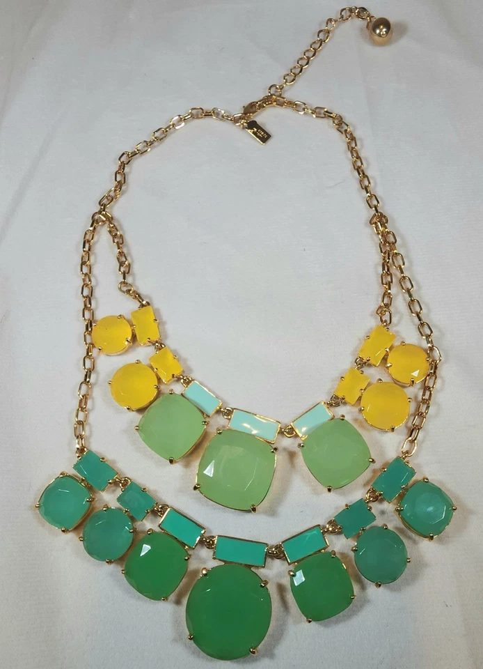 Colar Kate Spade Statement Bib vidro verde e amarelo, tom dourado, 18" - Imagem 3 de 4