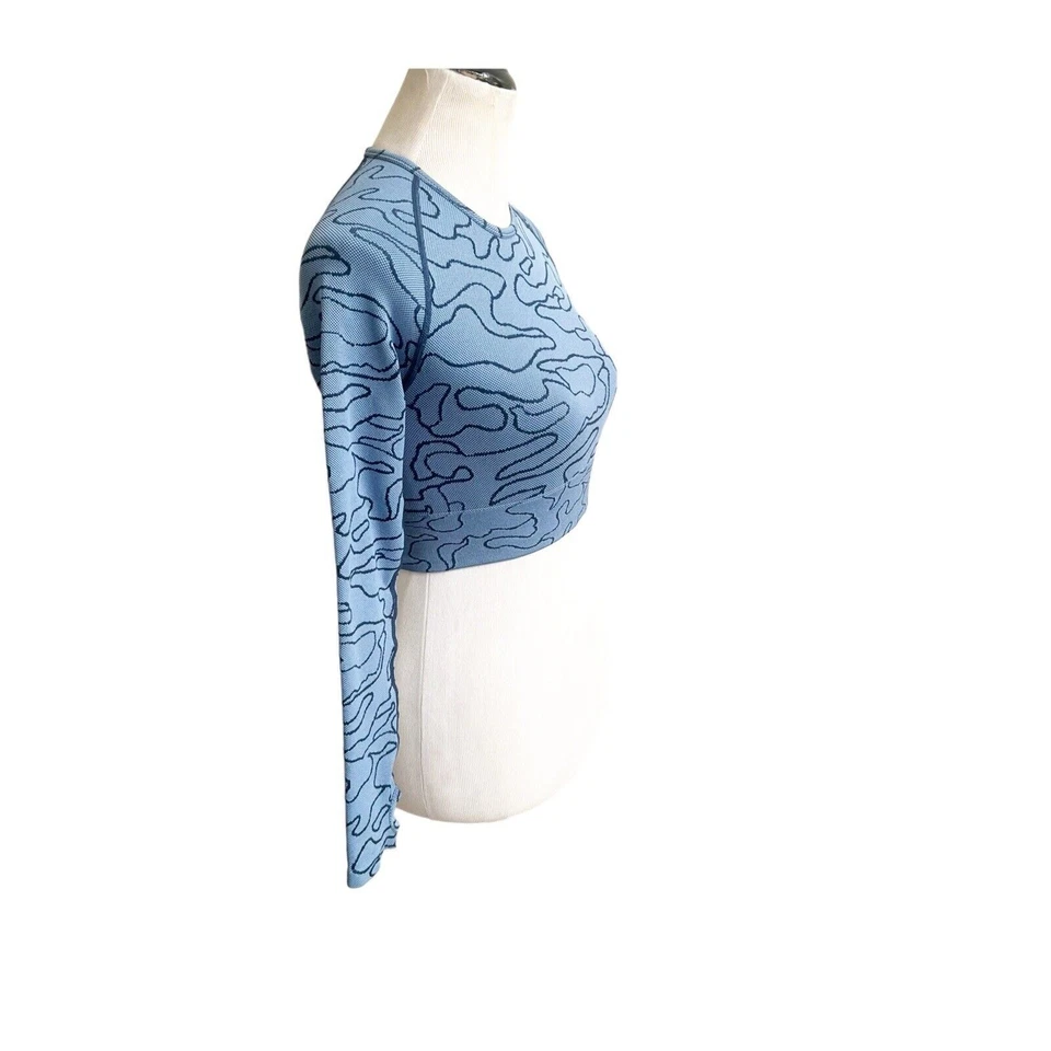 Top de entrenamiento de spandex recortado estampado camuflaje Arise real para mujer con logotipo talla pequeña Foto 3 de 4