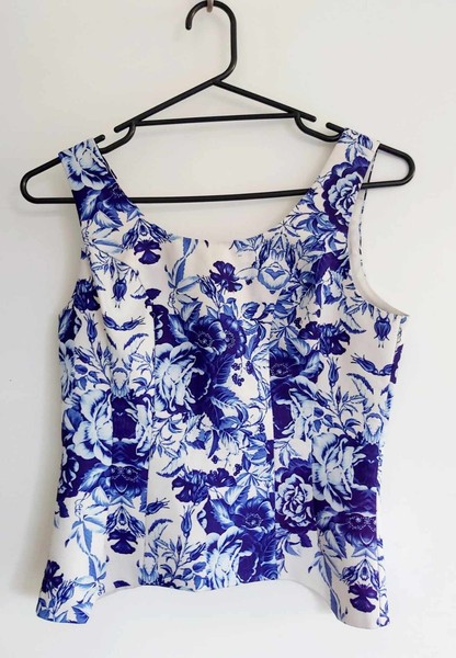 Ladies Gorgeous Blue & White Floral Print Sleeveless Top sz 8 by VALLEYGIRL