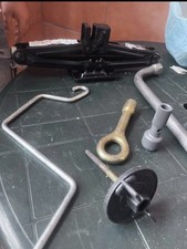 Kit Per Auto ( Cric, Girabacchino, Gancio Di Traino, Morsetto Ruota Di Scorta)