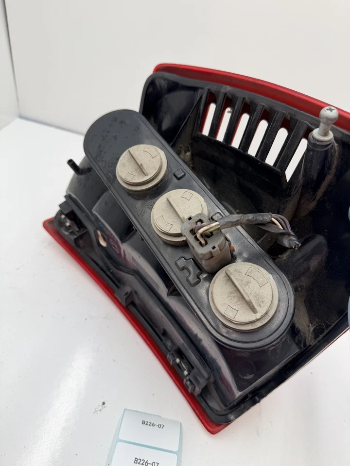 OEM 2002 Jeep Grand Cherokee 4.7L RH Right Passenger Tail Light  B226-07 - Image 4 of 4