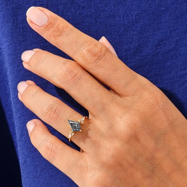 Anillo de compromiso minimalista de cuarzo y diamantes retirados negros en forma de cometa Foto 2 de 4