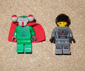 Lot of Complete LEGO Space Police Set 5980 Squidman's Pitstop 5982 Smash N Grab