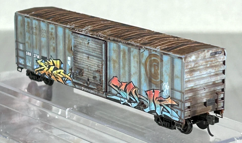 MICRO-TRAINS 50' RIB SIDE BOX CAR WEATHERED/GRAFFITI SRN/ex-C&C 02544141 - Image 2 of 4
