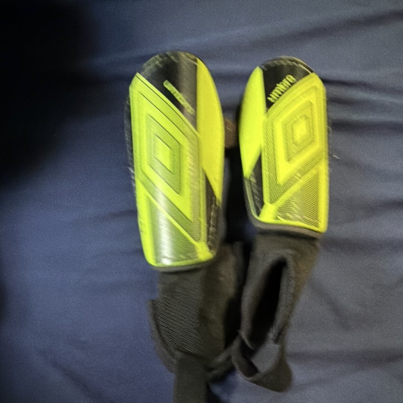 Umbro Soccer Shin Guards w/ Ankle Sleeves Yellow/Black Pair Large