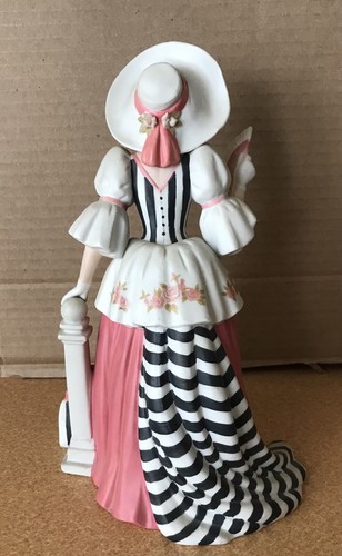 Vintage Avon 1994 President's Club Mrs.Albee Hand-Painted Porcelain Figure - Picture 3 of 6