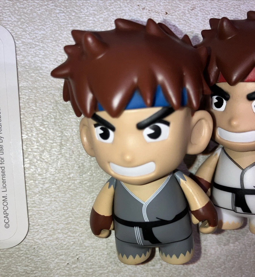 Par de figuras de vinilo Kidrobot Capcom Ryu Street Fighter NUEVO Foto 3 de 4