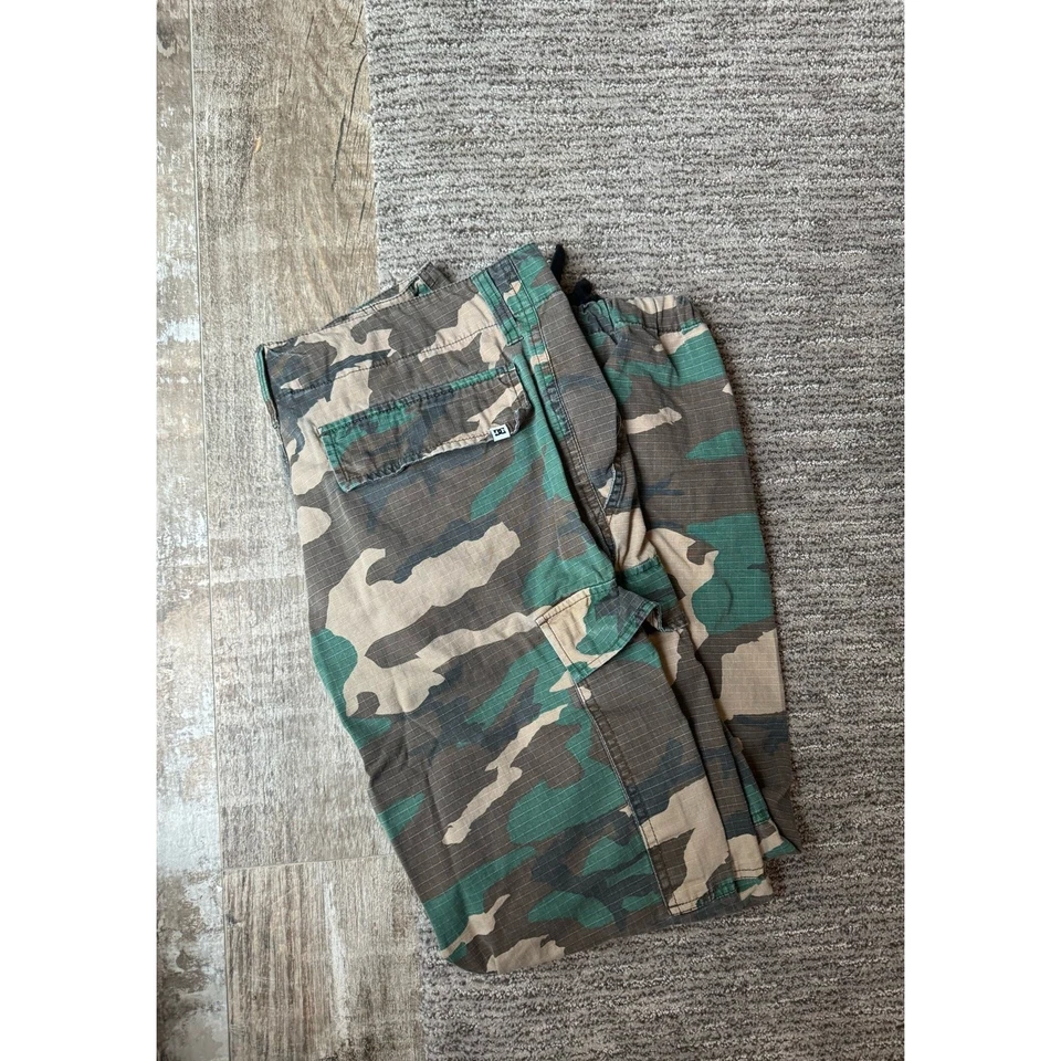 Pantalones de camuflaje DC Shoe Cargo. Ajuste holgado. 31/32 Foto 3 de 4