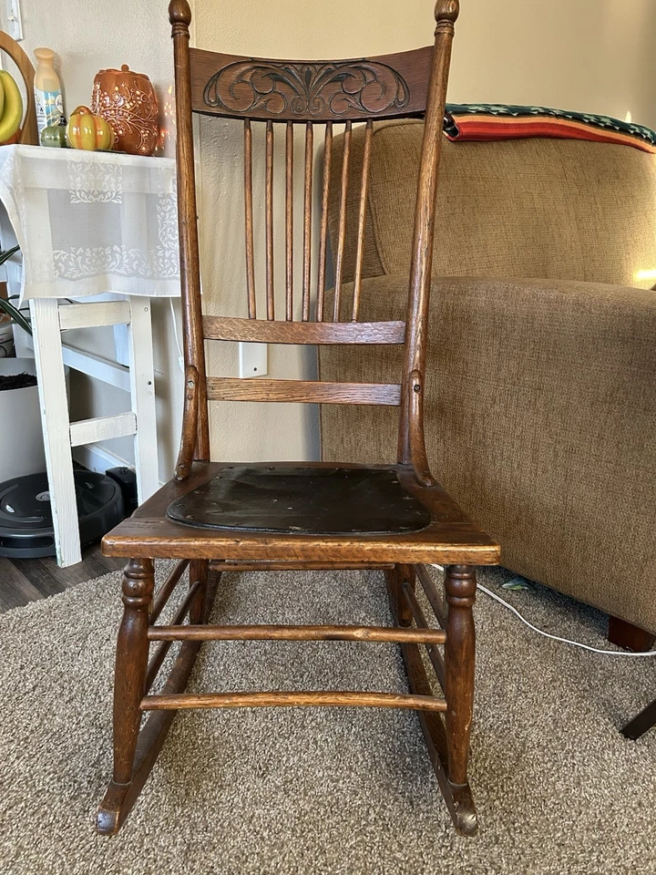 Mecedora vintage de madera con asiento de cuero Foto 2 de 3