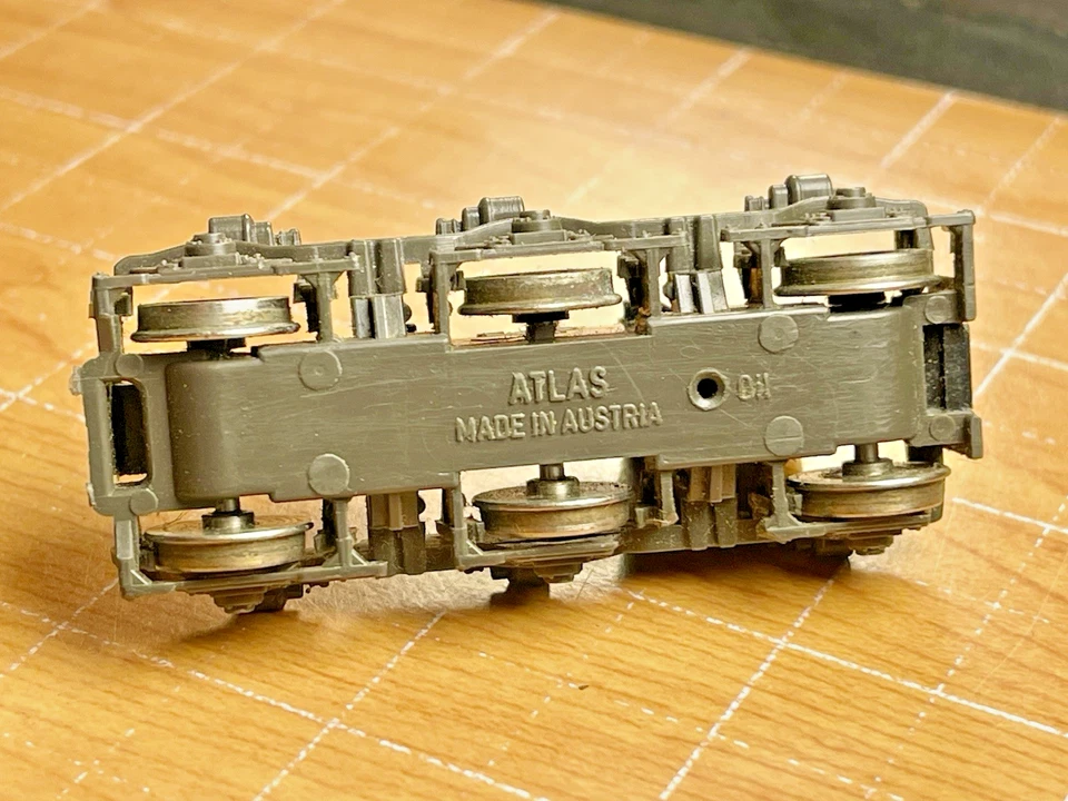 6-WHEEL GEARED DIESEL LOCOMOTIVE TRUCK - VINTAGE HO ATLAS PARTS - Image 2 of 3