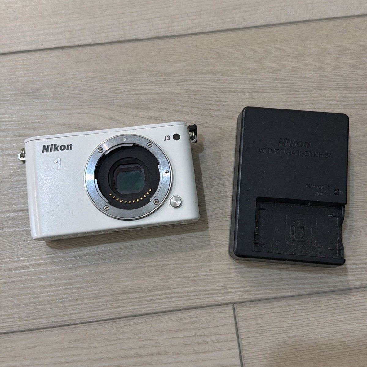 Nikon 1 J3 美品本体 バッテリーチャージャー付 READ - NIKON 1 J3 Digital Mirrorless Camera Body - White w