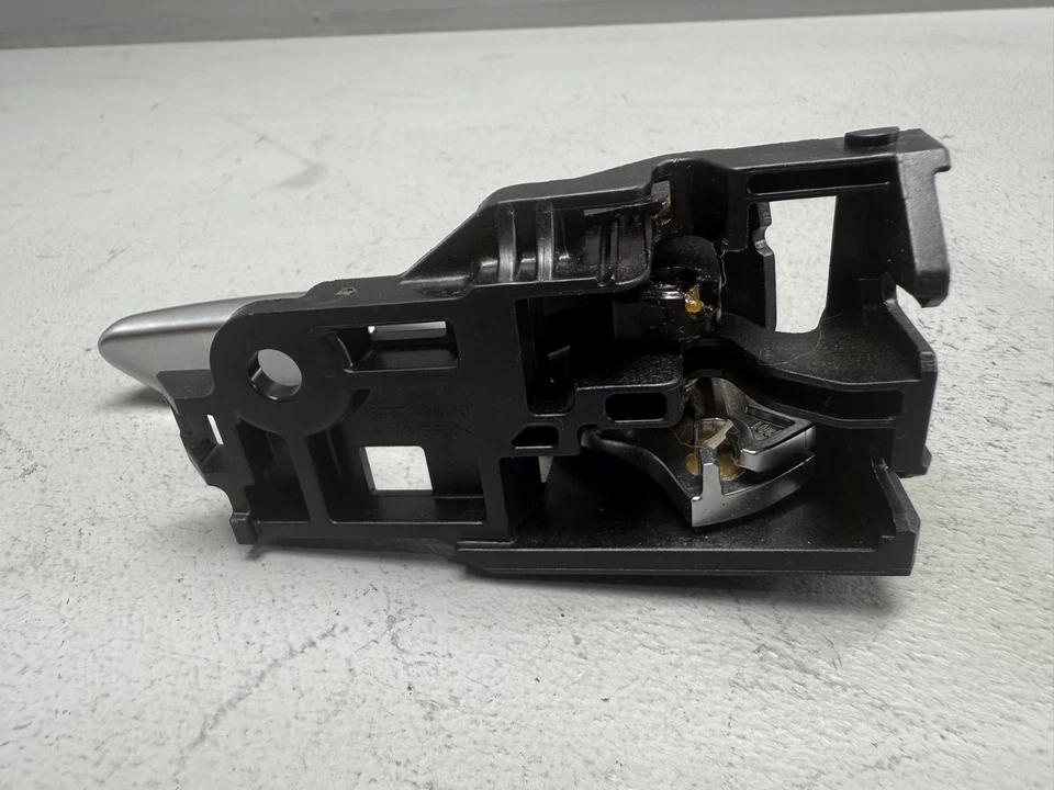 MANIJA INTERIOR PUERTA LADO CONDUCTOR DELANTERA O TRASERA TOYOTA AVALON 2019-2022 OEM Foto 2 de 4