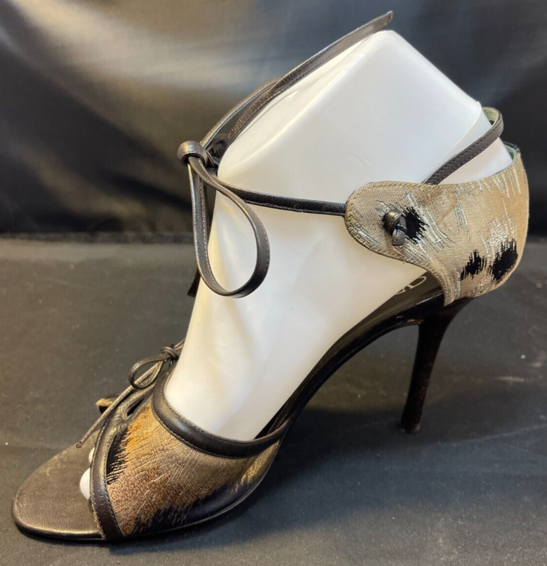 Valentino Garavani Leather Bow Tie Stiletto Heels Size 38.5 View 6