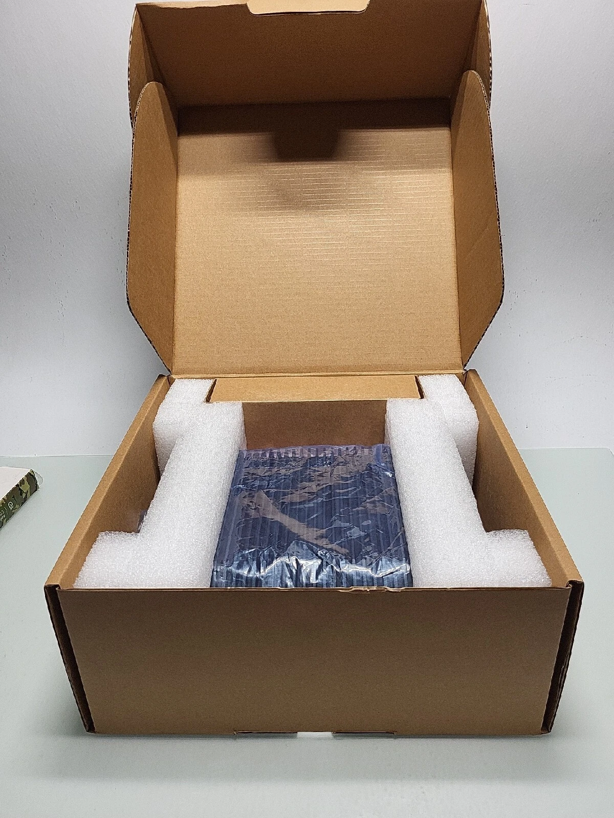 Contec BX-M2500 -Fanless Embedded PC / Intel 9th Gen. Xeon (Coffee Lake R +... - Picture 1 of 4