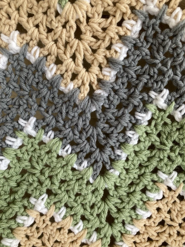 NUEVA MANTA AFGANA HECHA A MANO ganchillo tiro en V gris verde tostado blanco aprox 55”x40” Foto 4 de 4