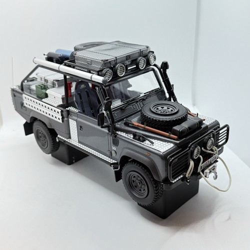 Kyosho Original 1:18-scale Land Rover Defender Movie Edition - KSR08903TR - Picture 3 of 13
