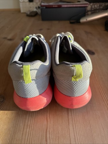 Nike Roshe Run Grey and Pink - Picture 4 of 5