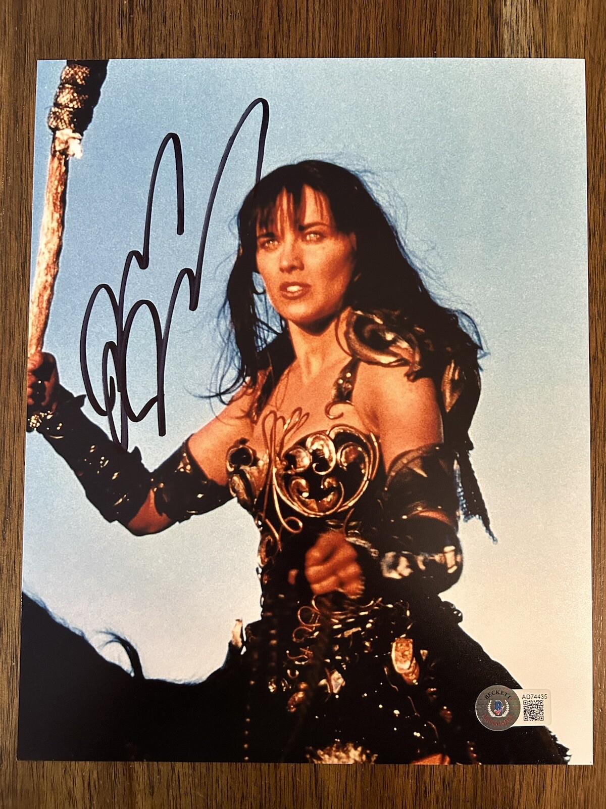 Lucy Lawless ‘Xena: Warrior Princess’ Signed Sexy 8x10 Photo Beckett