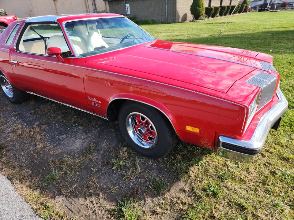 Oldsmobile Cutlass Rally 1976 ruedas deportivas, cromo/rojo Foto 2 de 4