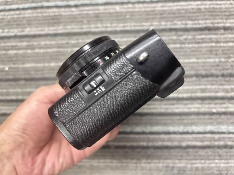 Cámara digital compacta Fujifilm X100F negra 24,3 MP aspecto elegante captura de fotos de alta resolución Foto 4 de 4