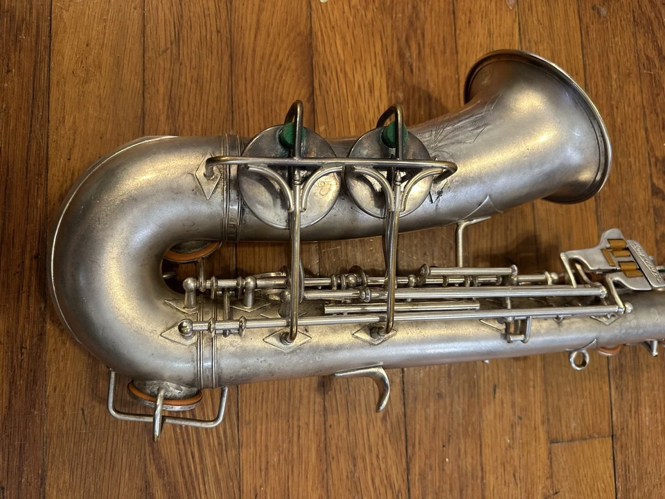 Saxofón alto Buescher Aristocrat serie 1 Art Deco plateado #281281 Foto 4 de 4