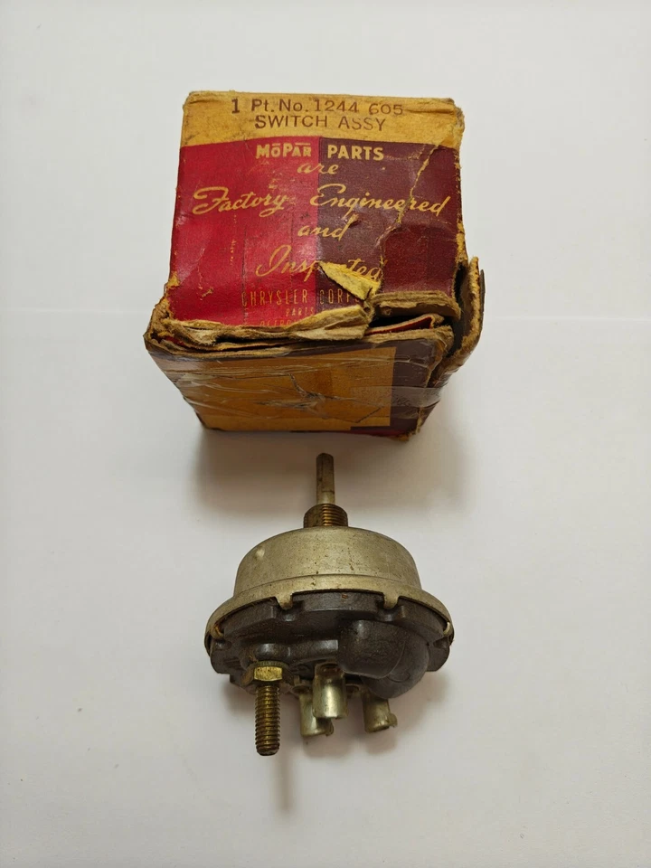 Interruptor de lámpara de luz de mapa Desoto Chrysler Royal Series New Yorker 1949 1244605 nuevo en stock Foto 3 de 4