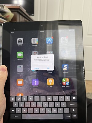 Apple iPad 2 32GB (MC774LL/A), Wi-Fi /Cellular 9.7in Charging Station/cord Read