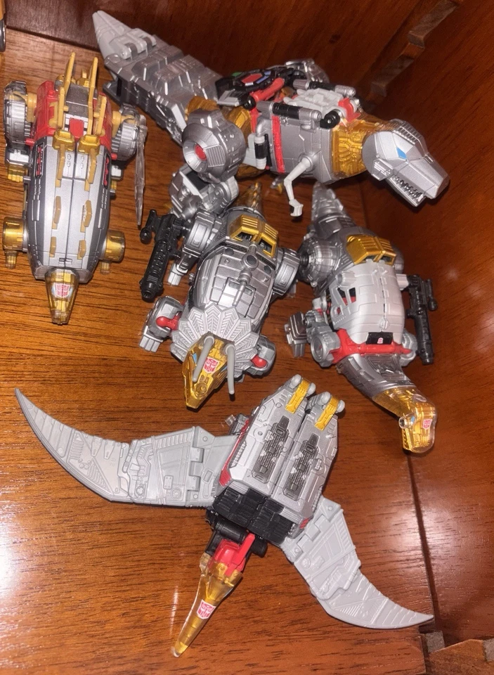 Transformers Generations Selects Combiner Volcanicus 5 Dinobot In Offerta !! - Immagine 2 di 4