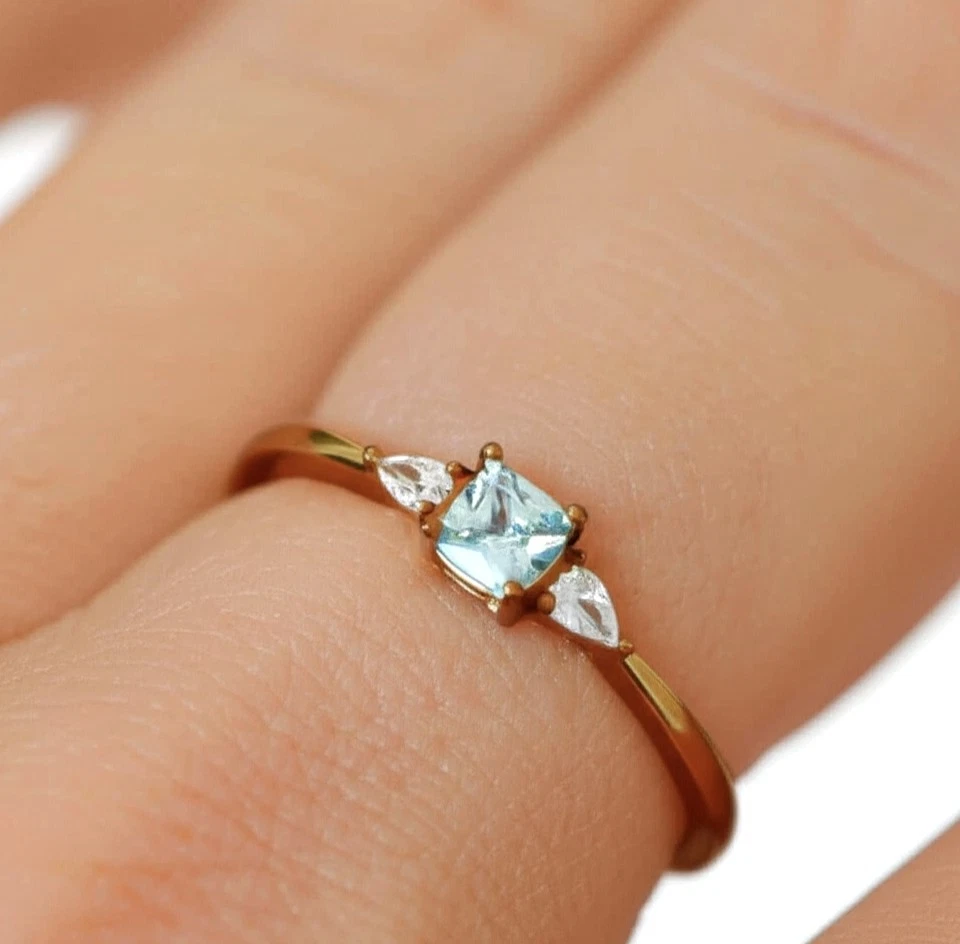 Anillo de aguamarina estilo delicado anillo delgado para mujer anillo de oro amarillo de 10k, 14K y 18K Foto 4 de 4