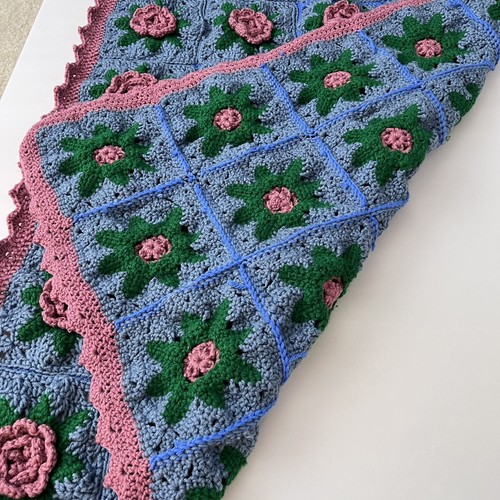 HANDGEMACHTE gehäkelte gestrickte Babydecke Blumen Mauve Rosa Blau 31x44" - Bild 6 von 24