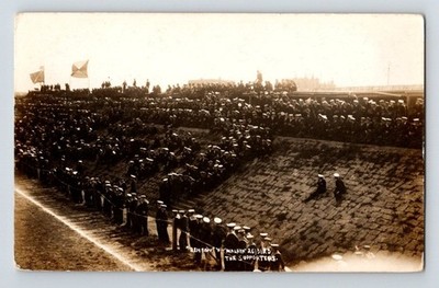 Naval Crowd Watching HMS Benbow Vs Malaya. Unbestellte Postkarte.