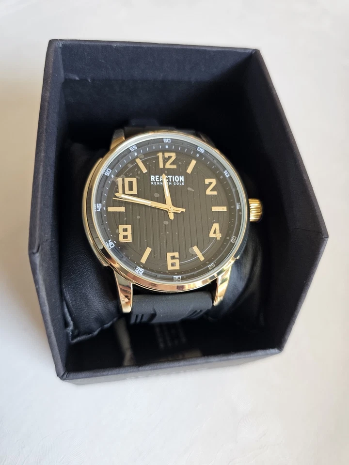 Nuevo en caja Reloj analógico Kenneth Cole Reaction para hombre con correa de silicona KRWGM7005105 Foto 2 de 4