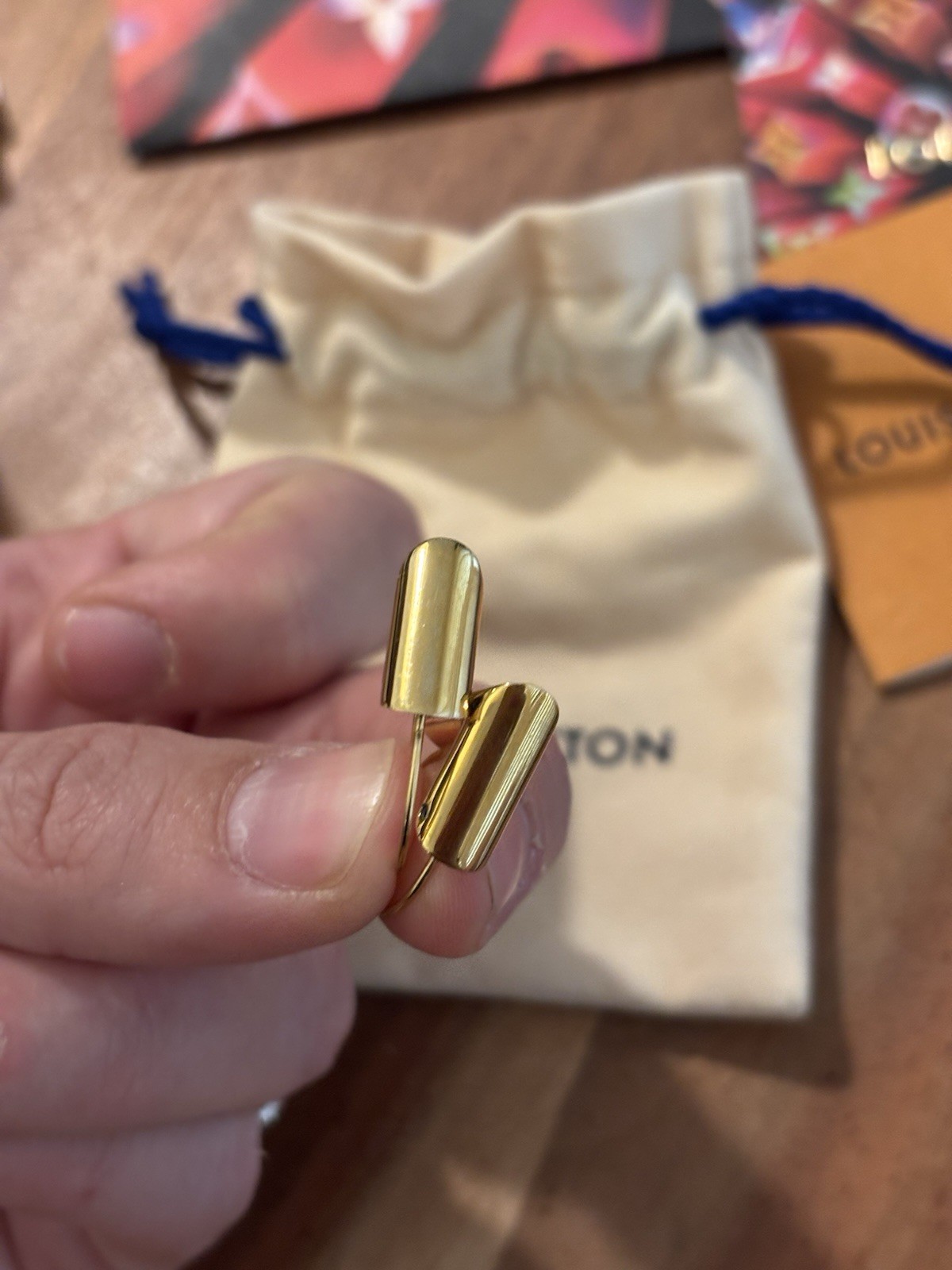 Louis Vuitton Essential V Hoop M61088 Earrings Gold Metal With Pouch & Box thumbnail 10