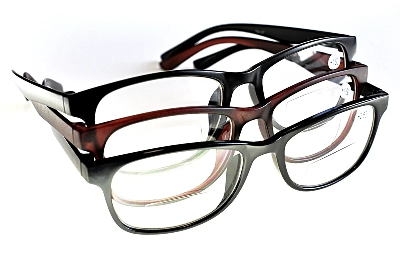 Bifocal reading glasses two outlet strengths