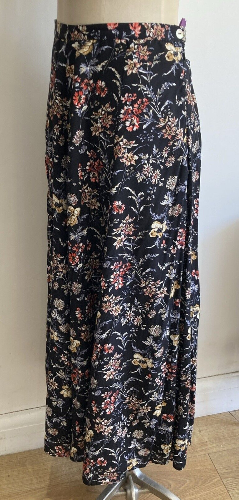 Laura Ashley Vintage Floral Country Style Skirt on Black Ground 17" across waist 4