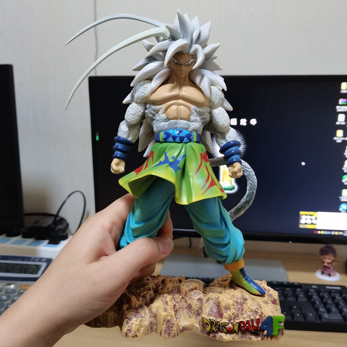 men adult , white hair large , tail , ssj5 , Goku 