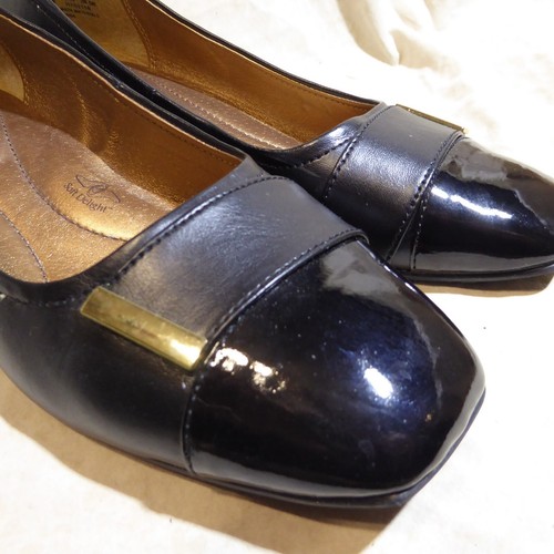🩰 Soft Style Low Wedge Ballet 9 M Black Leatherette; Cap Toe; Strap Details - Picture 13 of 16