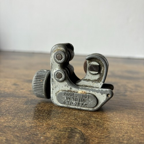 Ridgid 1/4 in. to 1-1/8 in. Model 101 Close Quarters Tubing Pipe Cutter 40617 - Picture 5 of 12