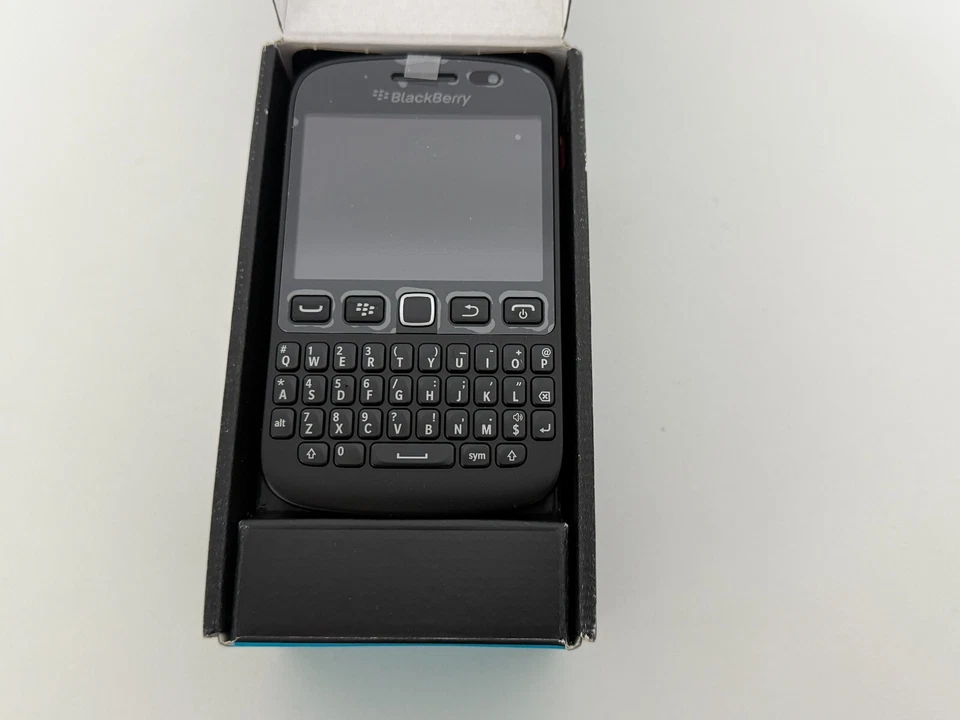 BRAND NEW BLACKBERRY 9720 PHONE - UNLOCKED - 3G - WIFI - 5MP CAM - RADIO - Image 3 of 4