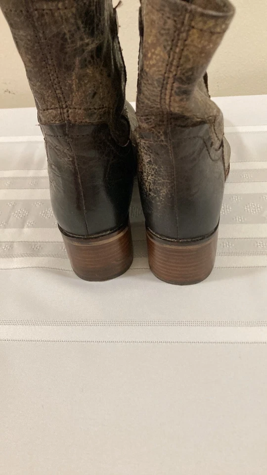 Bota para mujer DiBa True Distressed Looking con tacón ancho de 2" 8 M EXC Foto 4 de 4