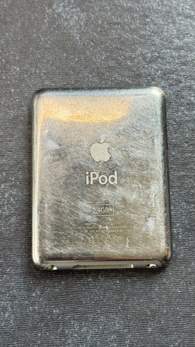 Apple iPod Nano 3rd Generation 8GB - Silver - Picture 5 of 7