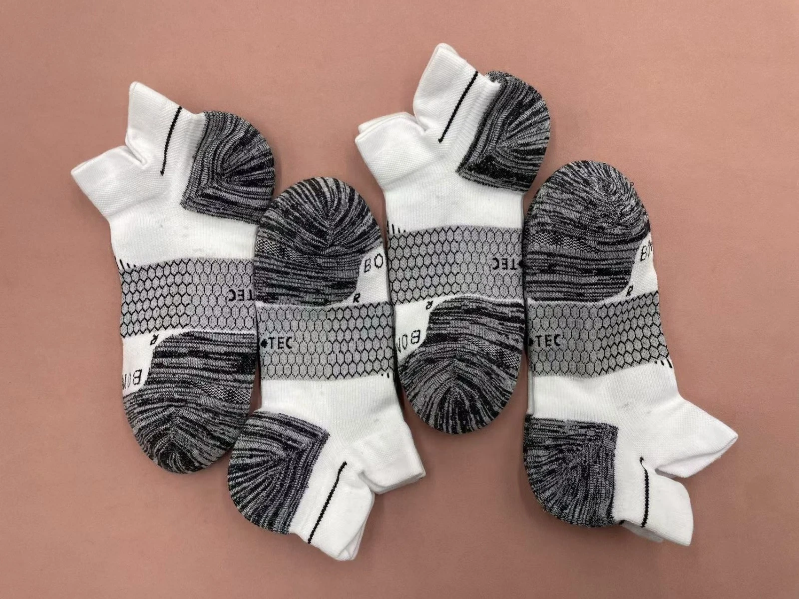 4 pairs Bombas Women's All-Purpose white Ankle socks - Size MEDIUM