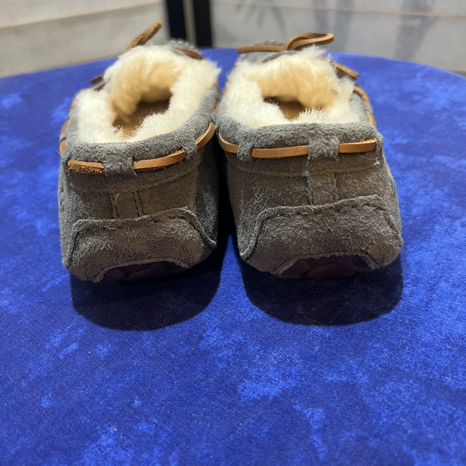 UGG Slippers Womens Size 6 DAKOTA Moccasin sherpa lined fuzzy GRAY cabincore image 3