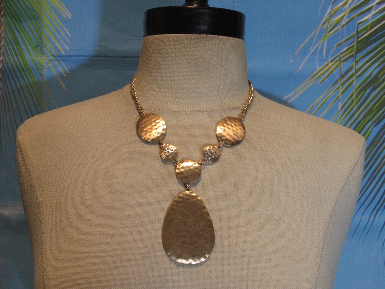 Collar de cadena en tono dorado con cuentas de oro 2 con diamantes de imitación y una lágrima colgante