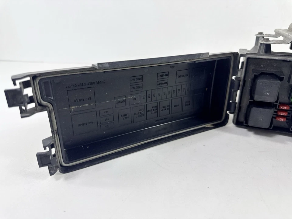 Dodge Durango Chrysler Aspen BCM 2007-2009 panel de relé de fusibles 04692192AA OEM Foto 3 de 4