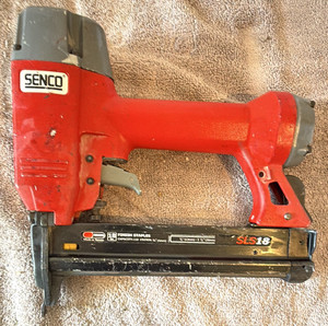 Senco SLS18 18 Gauge Pneumatic Finish Stapler Uses 1/2 in to 1-1/2 in Staples