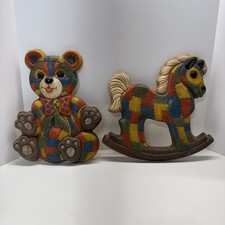 Lot ancien de 2 plaques murales ours en peluche cheval à bascule 1979 artisanat mousse